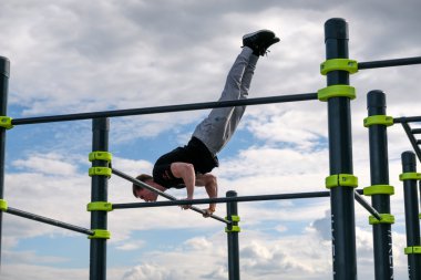 adam pratik sokak egzersiz