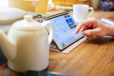 İş adamı kafede tablet PC'de çalışır