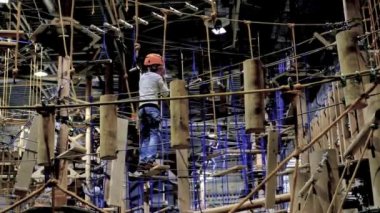 Çocuk 6-12 yaş kapalı macera park tırmanma katılmak.