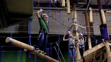 Çocuk 6-12 yaş kapalı macera park tırmanma katılmak.