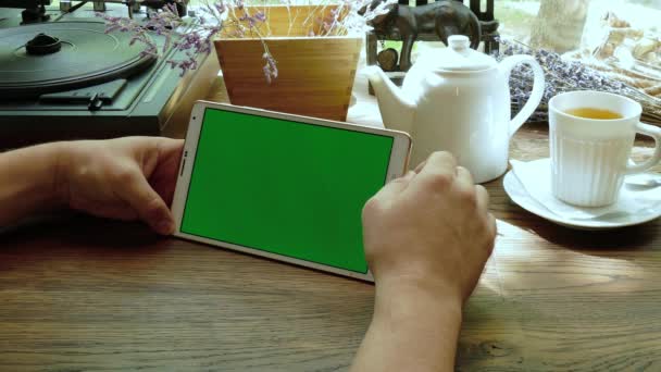 Деловой человек работает на планшетном ПК в кафе — стоковое видео