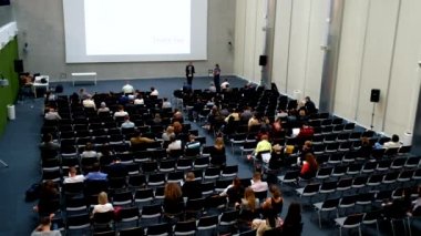 İnsanlar büyük salonunda dijital pazarlama Konferansı'na katılmak