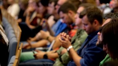 İnsanlar iş konferansına