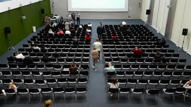 As pessoas participam da Conferência de Marketing Digital no grande salão — Vídeo de Stock