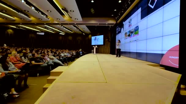 Pessoas participam de conferência de negócios — Vídeo de Stock