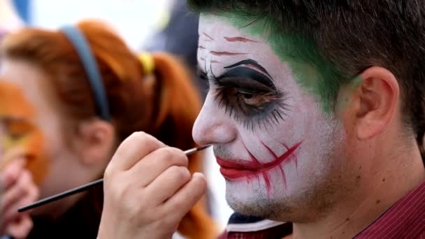 Artista aplica maquiagem horror para o homem — Vídeo de Stock