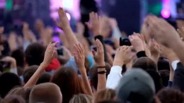 Açık hava festivali tezahürat hayranları, kalabalık