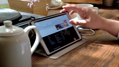 Adam Emirlikleri Hava şirket sitesini ziyaret edin