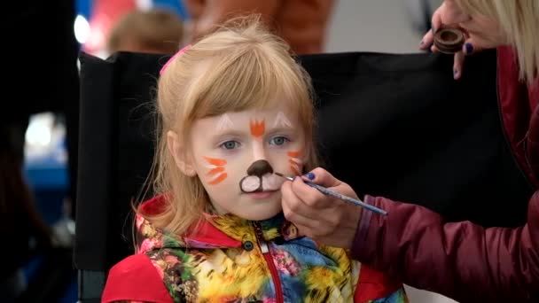 Artysta dotyczy śmieszne Kot makijaż dziewczyna wiek 7 lat — Wideo stockowe