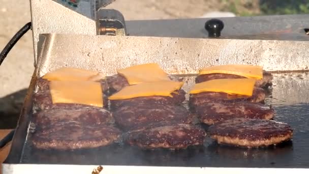 Burgers with cheese frying — Stock Video