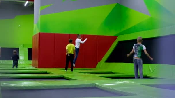 Niños de 10 a 12 años saltando en un trampolín en un centro comercial — Vídeos de Stock