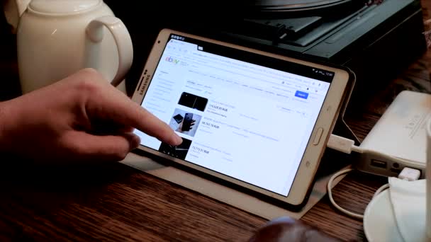 Мужчина ищет Iphone7 на сайте ebay — стоковое видео