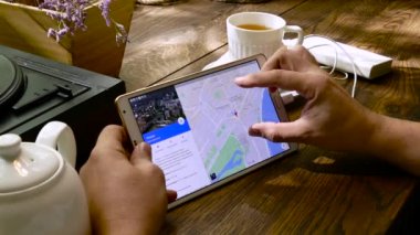Adam Google Haritalar Web sitesi ziyaret