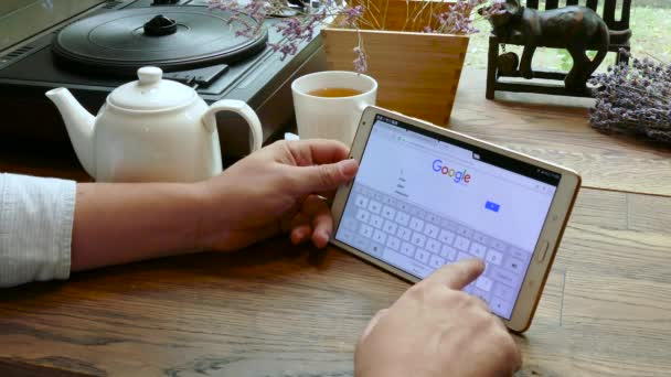Adam bir kafede tablet PC'de Google Arama Web sitesini ziyaret — Stok video