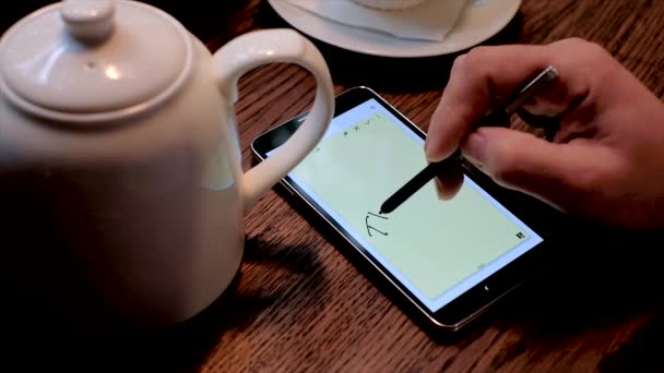 La mano masculina escribe el texto de agradecimiento en la pantalla del teléfono inteligente — Vídeo de stock