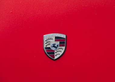 Porsche işareti kırmızı araba başlık üzerinde