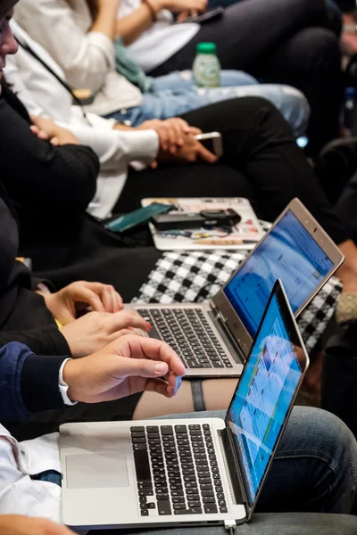 Publikum på konferanse med bærbare datamaskiner – stockfoto