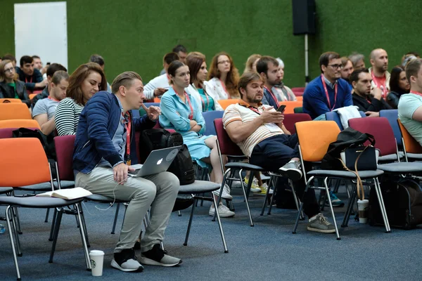 La gente asiste a la Conferencia de Marketing Digital en Big Hall — Foto de Stock