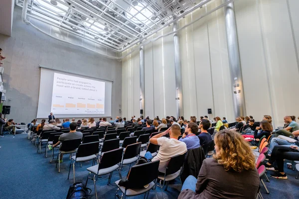 Le persone partecipano alla conferenza di marketing digitale in una grande sala — Foto Stock