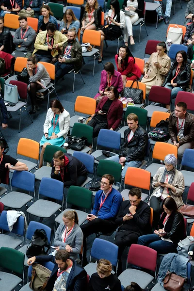 La gente asiste a la Conferencia de Marketing Digital en Big Hall — Foto de Stock