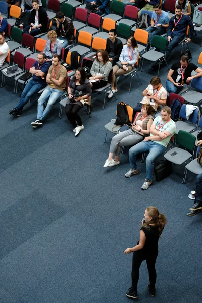Люди принимают участие в конференции цифрового маркетинга в большом зале — стоковое фото