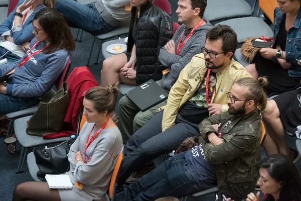 Menschen besuchen Konferenz für digitales Marketing in großer Halle — Stockfoto