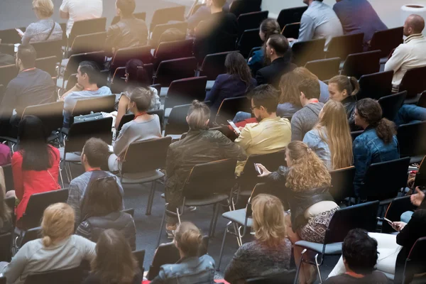 Le persone partecipano alla conferenza di marketing digitale in una grande sala — Foto Stock