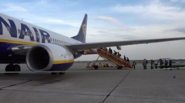 Ryanair düşük maliyetli havayolu uçağa binmeden yolcu şirket