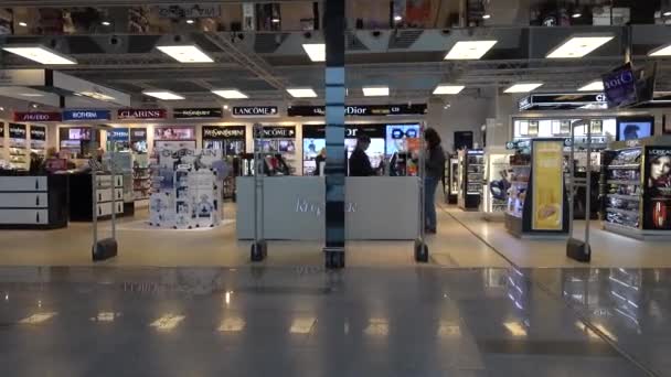 Les gens visitent boutique hors taxes à l'aéroport de Vnukovo le soir — Video