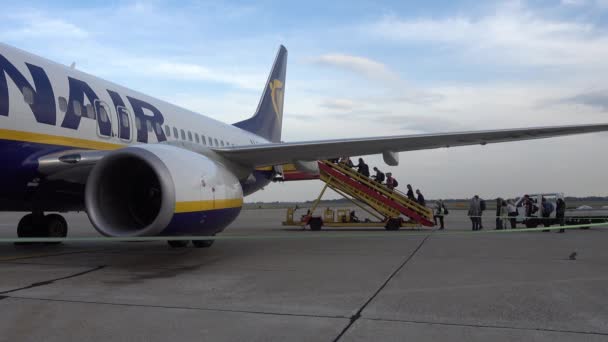 Pasajeros que embarcan en el avión de la compañía aérea de bajo coste Ryanair — Vídeo de stock