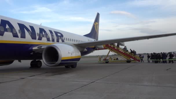 Embarquement de passagers sur les avions de la compagnie aérienne low cost Ryanair — Video