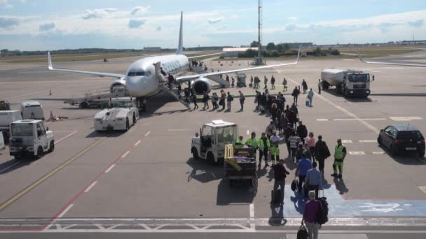 Посадка на самолет бюджетной авиакомпании Ryanair — стоковое видео