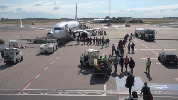 Embarquement de passagers sur les avions de la compagnie aérienne low cost Ryanair — Video