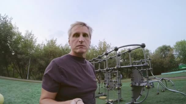 Pria dewasa berbicara di kamera di lapangan olahraga — Stok Video