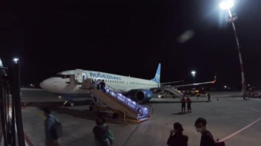 Vnukovo Uluslararası Havalimanı 'ndaki Pobeda ucuz havayolu şirketinin uçağından inen yolcular
