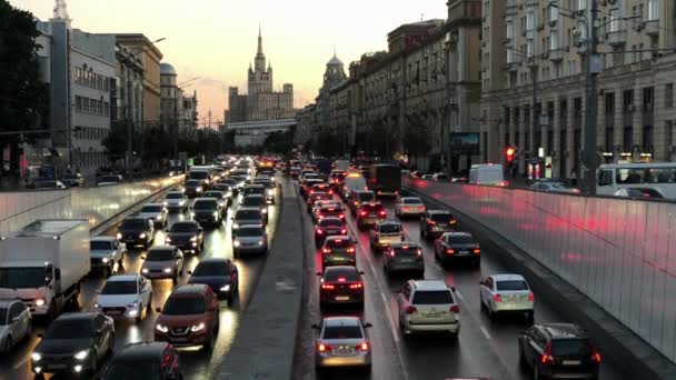 Atasco de tráfico en la calle por la noche — Vídeo de stock