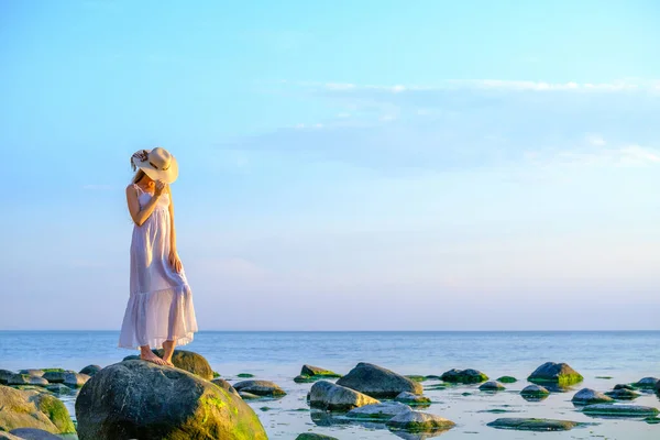 Mulher magra em vestido de verão à beira-mar — Fotografia de Stock