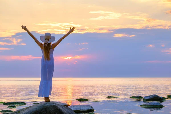 Mulher esbelta desfrutando de liberdade perto do mar — Fotografia de Stock