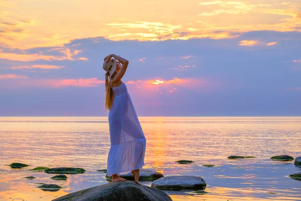 Mujer elegante en la orilla del mar al atardecer — Foto de Stock