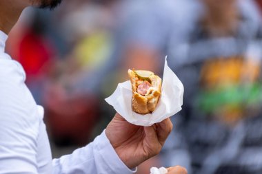 Kalabalık içinde sosisli sandviççi.