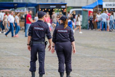 Fuar sırasında polis memurları meydanda devriye geziyor