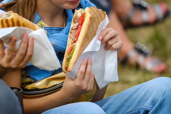 Menina da colheita comer sanduíche no parque — Fotografia de Stock