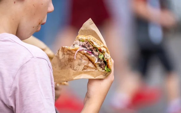 Bambino anonimo con delizioso hamburger — Foto Stock