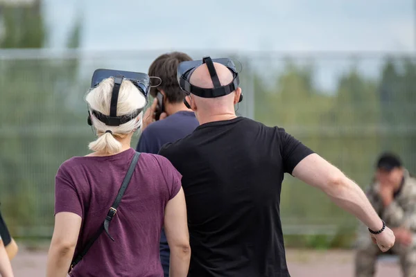 Невпізнавані люди в VR окулярах на вулиці — стокове фото