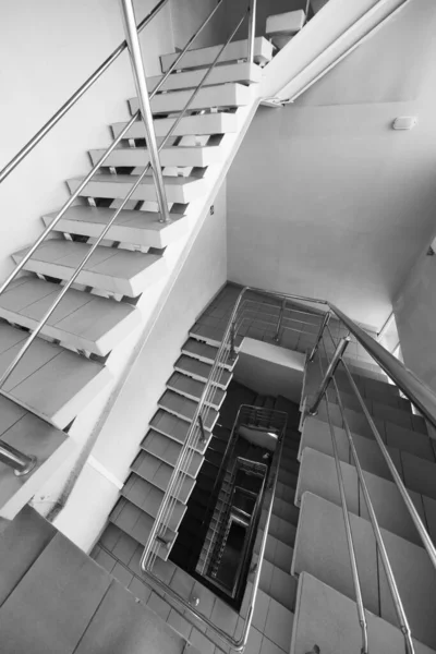 Escadaria empilhada no edifício moderno — Fotografia de Stock