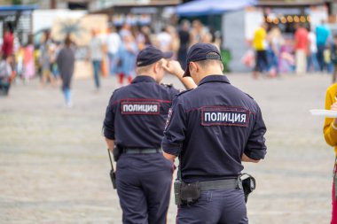 Fuar sırasında polis memurları meydanda devriye geziyor