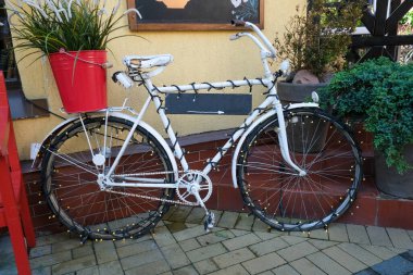 İşaret panosu ve peri ışıkları olan eski motorsiklet