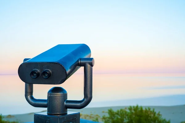 夕阳西下的双筒望远镜 — 图库照片