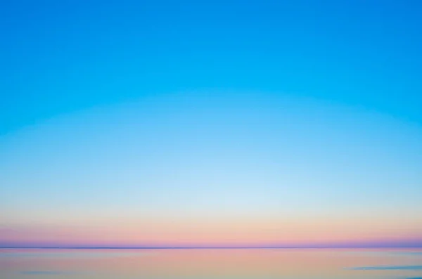 Cielo sin nubes puesta de sol sobre el mar — Foto de Stock