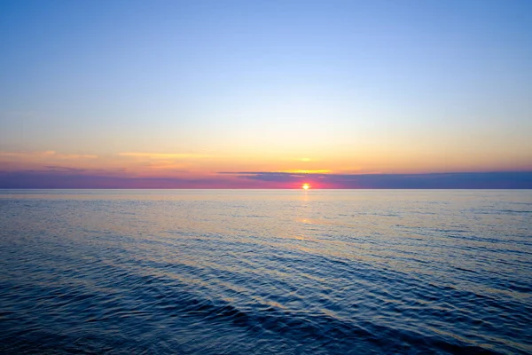 Eau de mer contre le ciel couchant — Photo